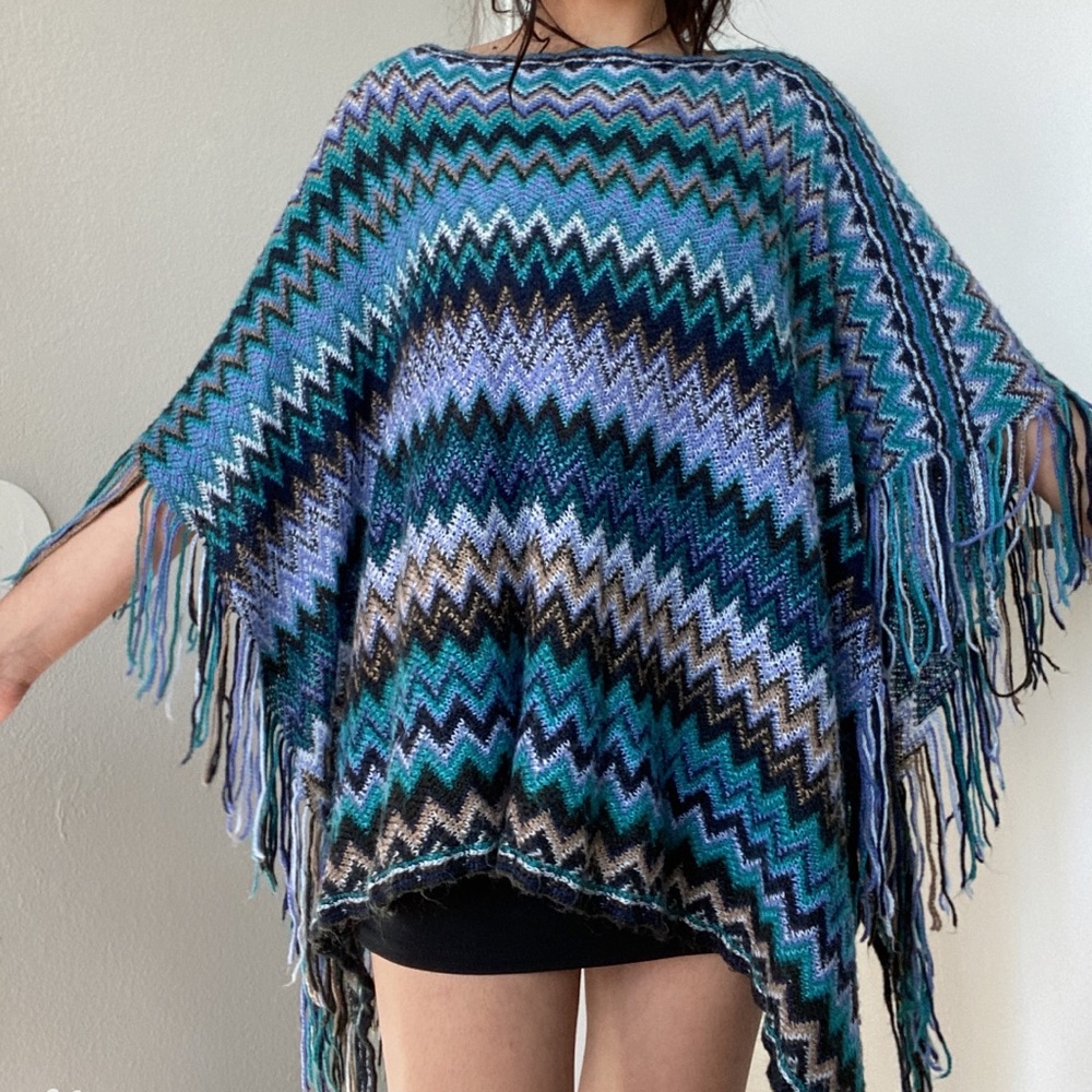 SOLD Beautiful knit poncho 🤍